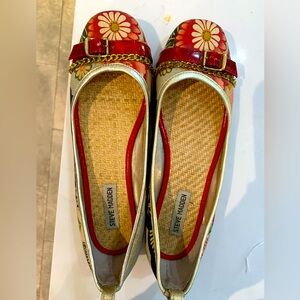 STEVE MADDEN FLORAL & CHAIN FLATS